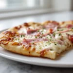 Délicieuse pizza jambon mozzarella au Airfryer, croustillante à souhait.